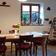 Axe Bâle - Colmar - Neuf Brisach, Sect. Andolsheim / Sondhofen, à env. 5 - 45 min de A 36, Colmar, Breisach (DE), Mulhouse, Airport, Bâle, Freiburg: Charmante ferme env. 160 m² + gr. grange + 2 ateliers + menuiserie / grand espace de vie env. 80 m² avec cuisine ouverte, salon-séjour, coin lecture, poêle à bois & cheminée / 3 - 4 chambres, 2 SdB + 1 à 2 chambres dans les combles. 1 Càc d'appoint dans l'atelier. Situation calme et très ensoleillée! 